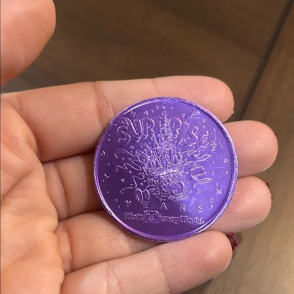 PURPLE WALT DISNEY WORLD SURPRISE PARADE 20TH ANNIVERSARY TOKEN COIN MEDALLION - Picture 3 of 5